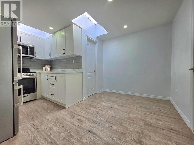 Building Photo - 658 Dundas St W