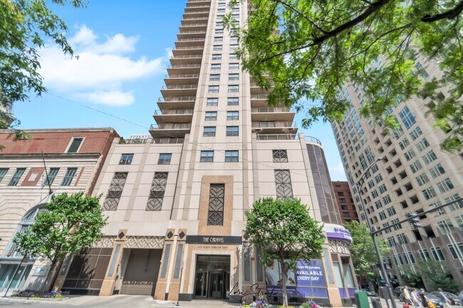 Entrada a La Carabela - 635 N Dearborn St