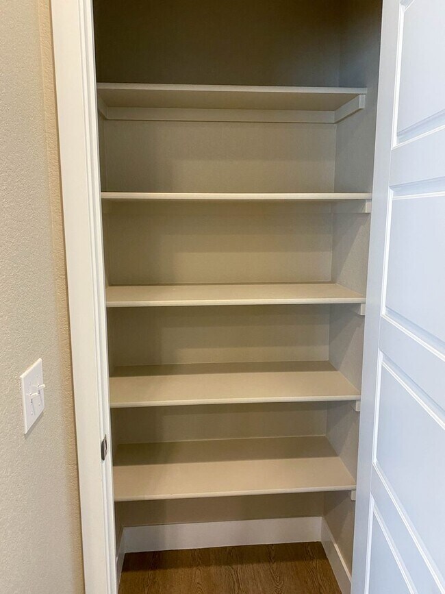 Foto del edificio - Stunning 4-Bedroom Duplex in Desirable Alpine Vista Neighborhood