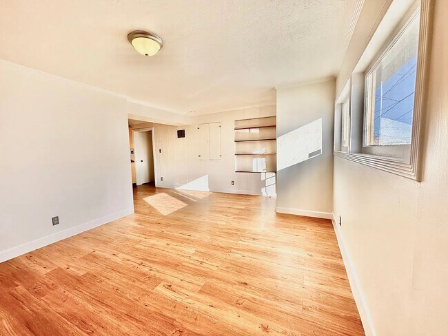 Living room - 496 Wilde Ave