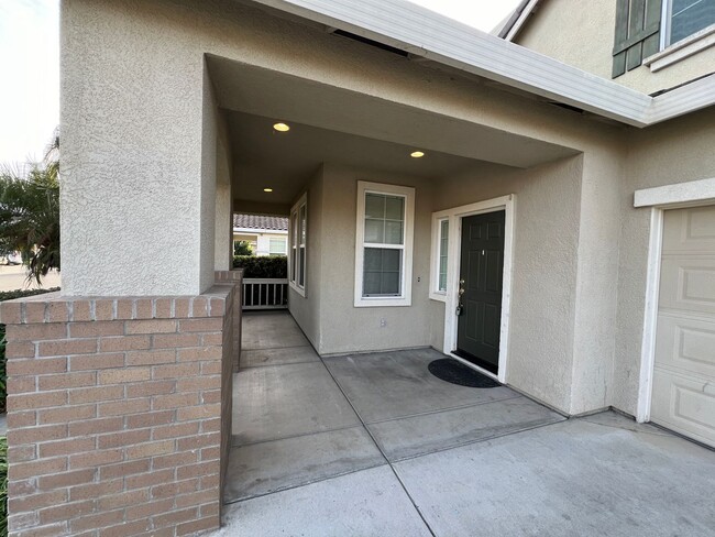 Building Photo - Large Two Story Crossroads Home!