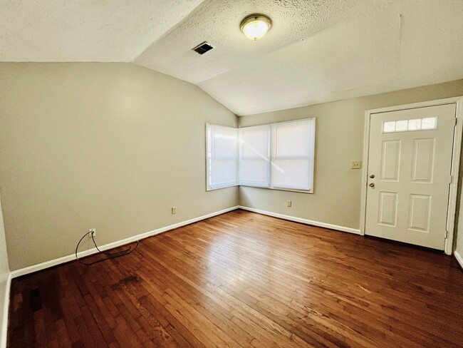 Foto del edificio - Spacious 3BR ranch in the Hazelwood neighb...