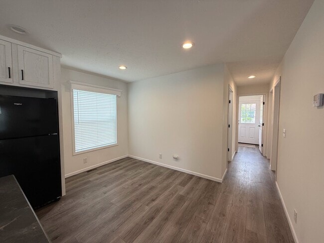 Building Photo - Spacious Pet-Friendly 3BR Home in Secure Belleville Neighborhood – Only $950/Month!
