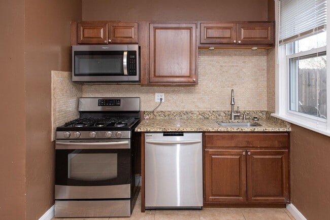 Foto del edificio - NORWOOD-  UNIT #1, 2+ bedroom 1.5 BATH W/ GARAGE /OVERSIZED YARD/DECK