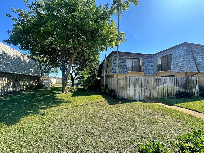 Foto del edificio - 208 Lake Arbor Dr