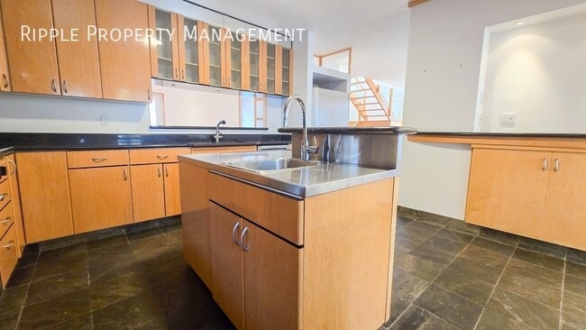 Photo du bâtiment - Modern 4 Beds, 3.5 Baths Single- Family | ...