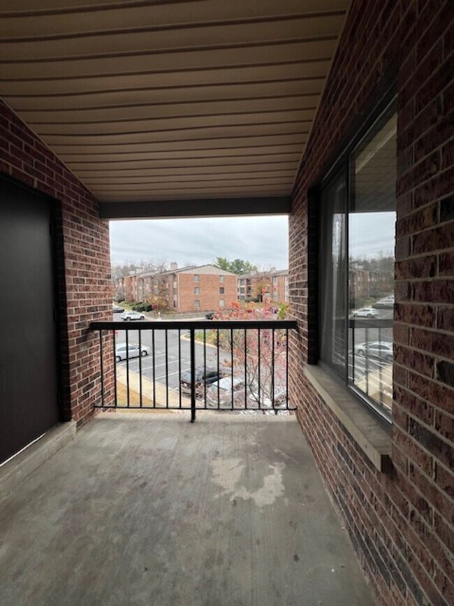 Building Photo - TOP LEVEL 2 BEDROOM 2 BATH CONDO IN FARMINGDALE ESTATES