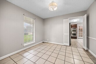 Building Photo - 2211 Turtle Creek Dr