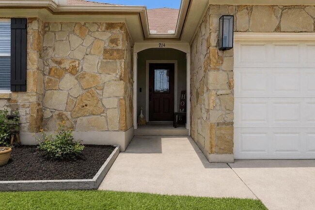 Building Photo - 714 Newport Dr