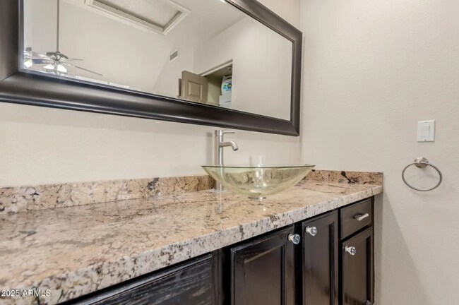 Foto del edificio - 1633 E Lakeside Dr