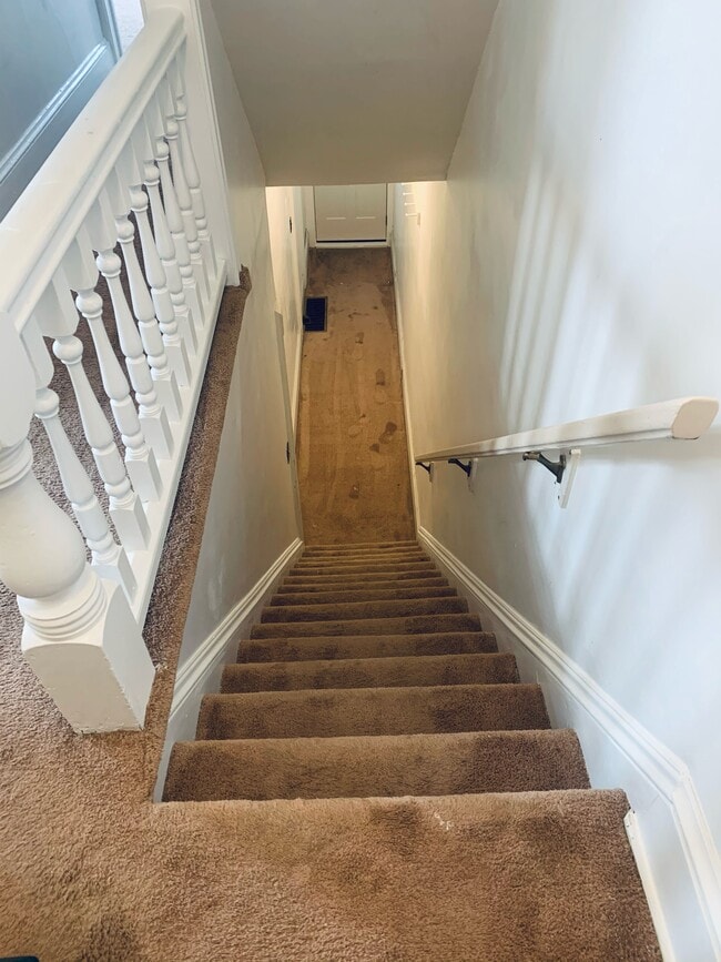 Escalera - 405 N Schanck Ave