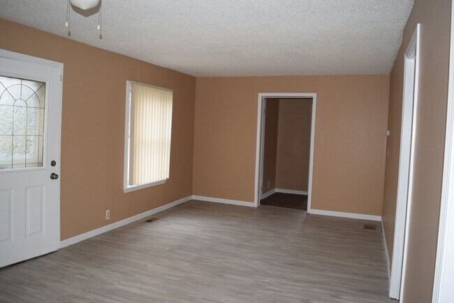 Foto del edificio - UPDATED AND SPACIOUS BUNGALOW ON CORNER LO...