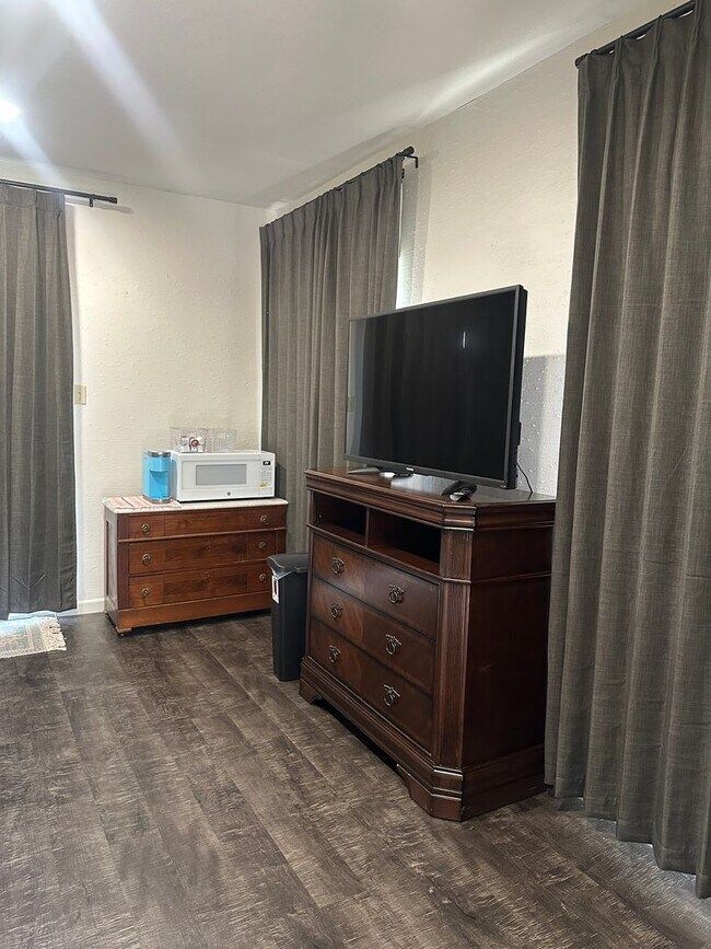 Foto del edificio - Cottage on Elm Creek;  fully furnished, all bills paid!