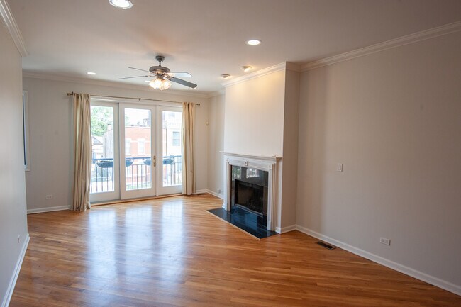 Foto del edificio - 2427 W Augusta Blvd