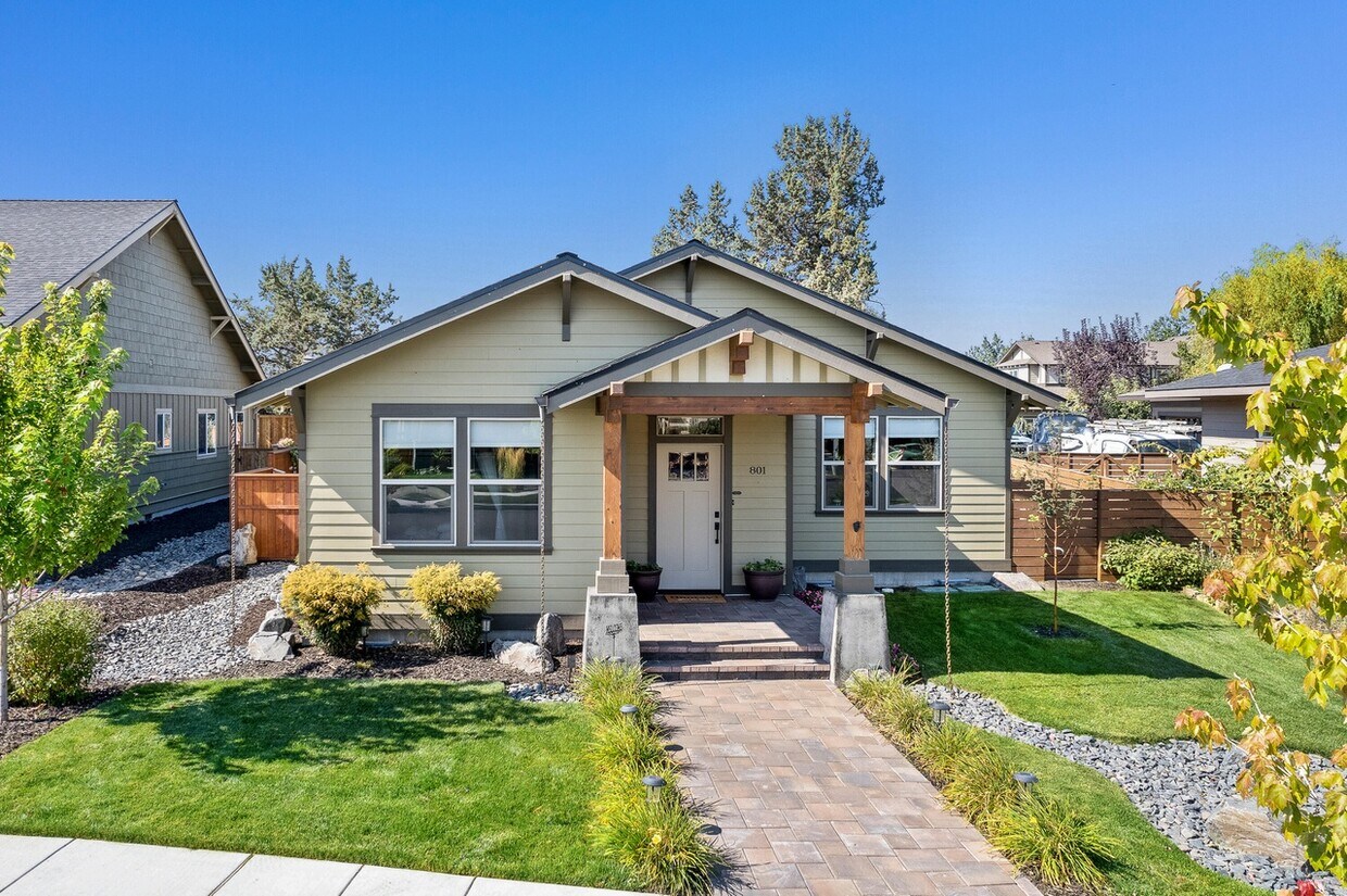Foto principal - 801 NW Rimrock Dr