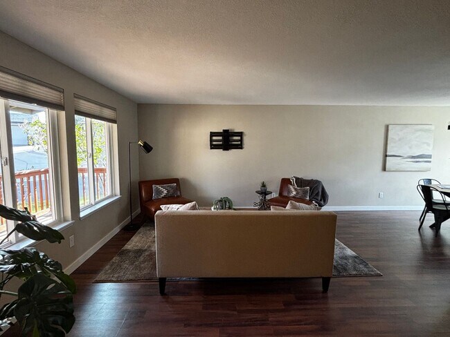 Foto del edificio - 4 bed 3 bath, Bonus room, Rv parking, Fenc...