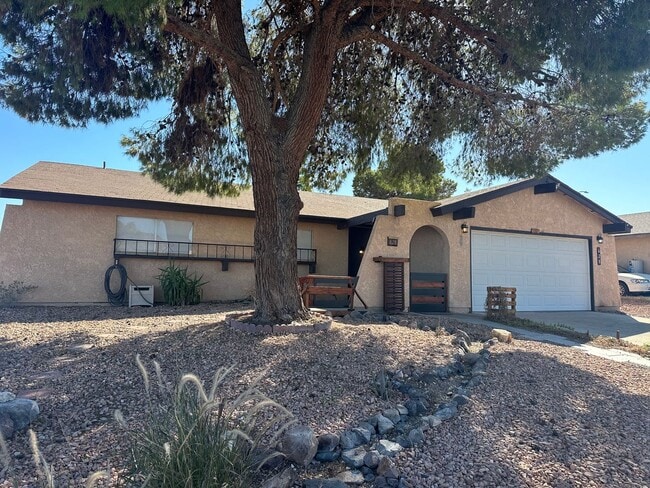 Building Photo - Single story home in classic ranch style.