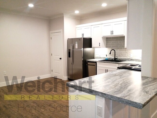 Building Photo - Stylish Downtown 1-Bedroom with Modern Updates