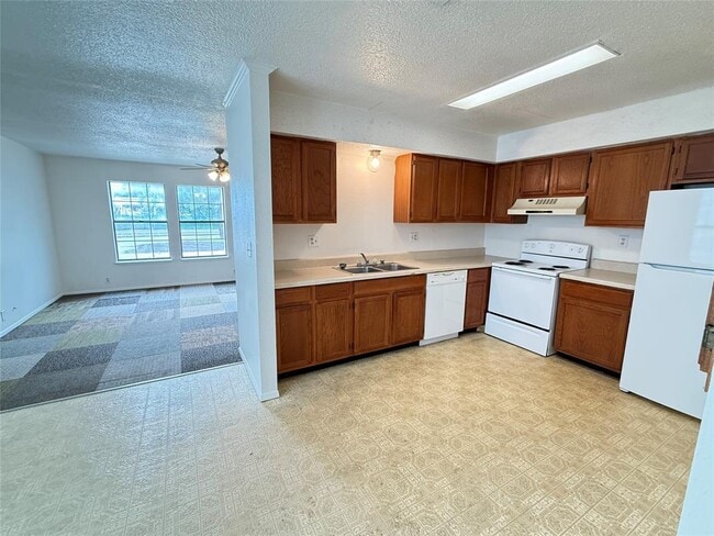 Building Photo - 103 E Moerbe St