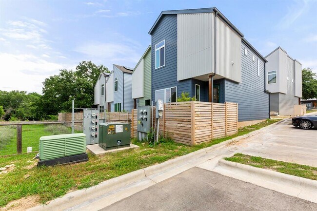 Building Photo - 814 N Bluff Dr