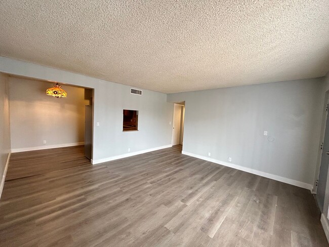 Building Photo - Recently Remodeled 2 Bedroom Unit!