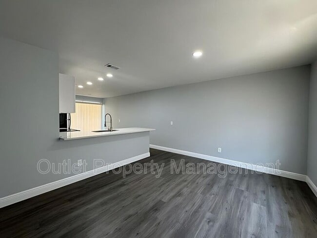 Building Photo - 442 S Hill Ave