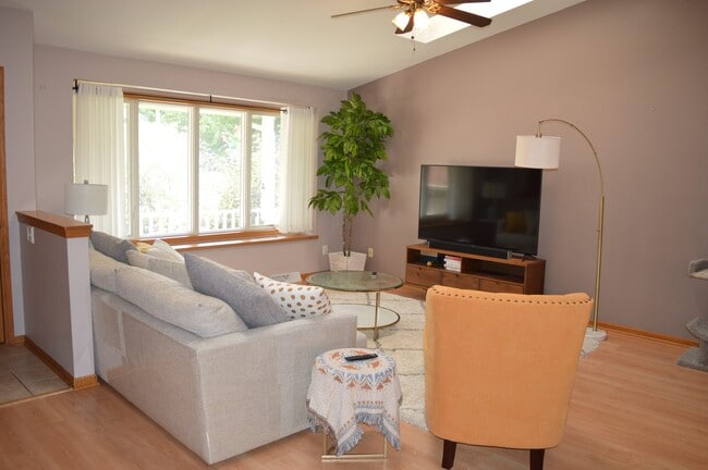 Foto del edificio - 7214 Blue Maple Trl