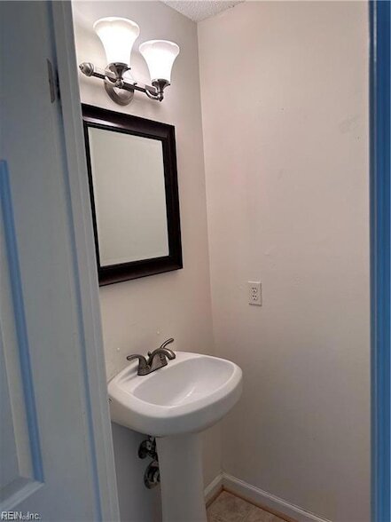 Building Photo - 905 Captains Ct