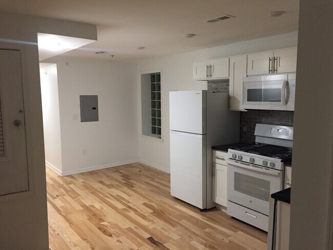 Kitchen - 526 N 31st St