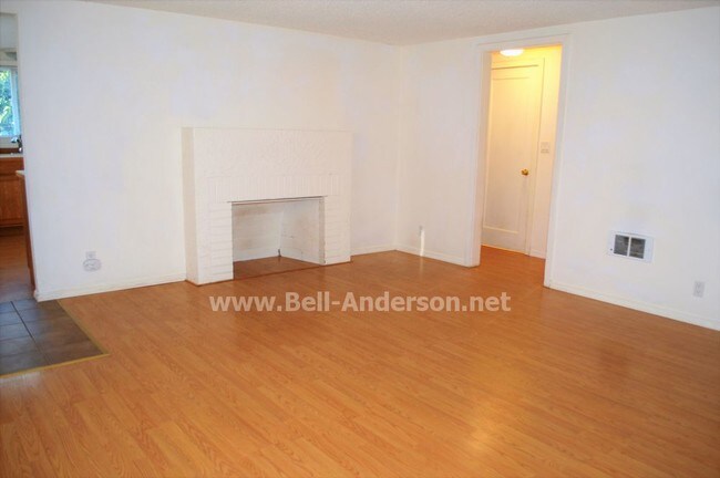 Building Photo - 415 E Novak Ln