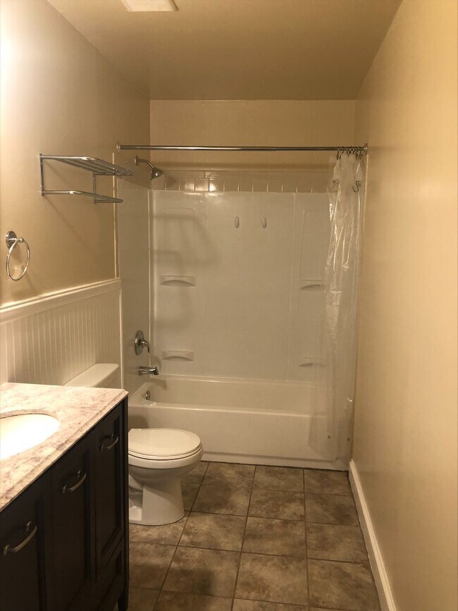 Foto del edificio - 811-4 N VAN BUREN St. Apt 4