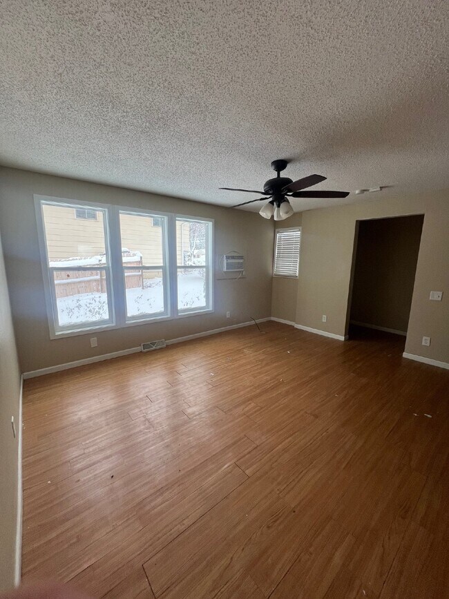 Building Photo - Spacious 4-Bedroom Multiplex Rental with 2...