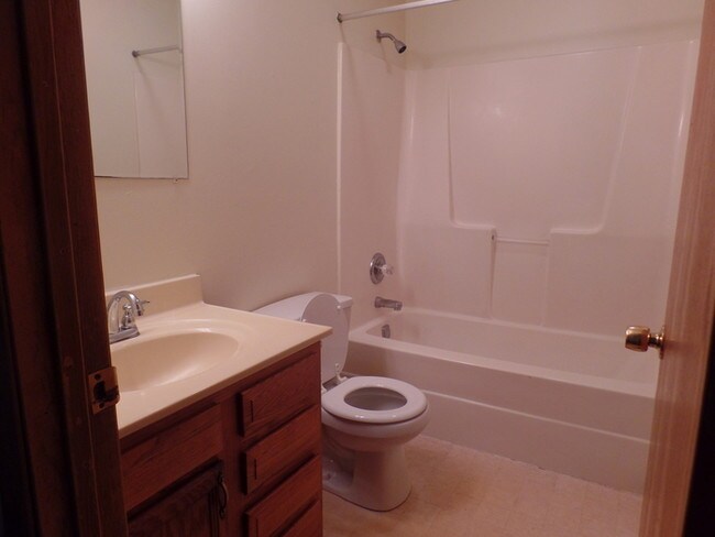 Building Photo - 2 Bedroom Duplex in East Glenn