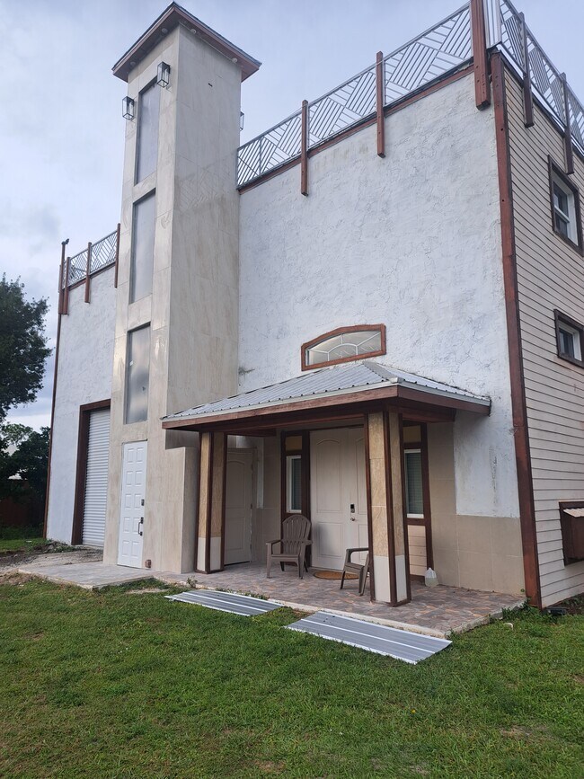 Casa de campo con un toque moderno. Techos de 4,2 metros de altura, chimenea integrada y cocina ultramoderna. - 16825 89th Pl N