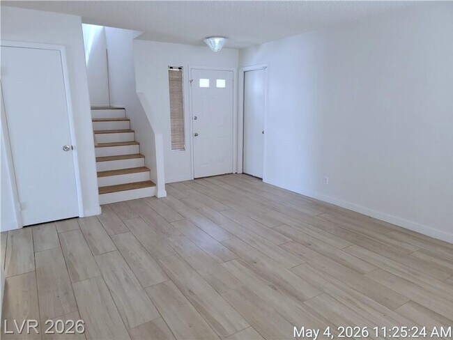 Foto del edificio - The Lakes Home with No Carpet, Fireplace & Covered Patio