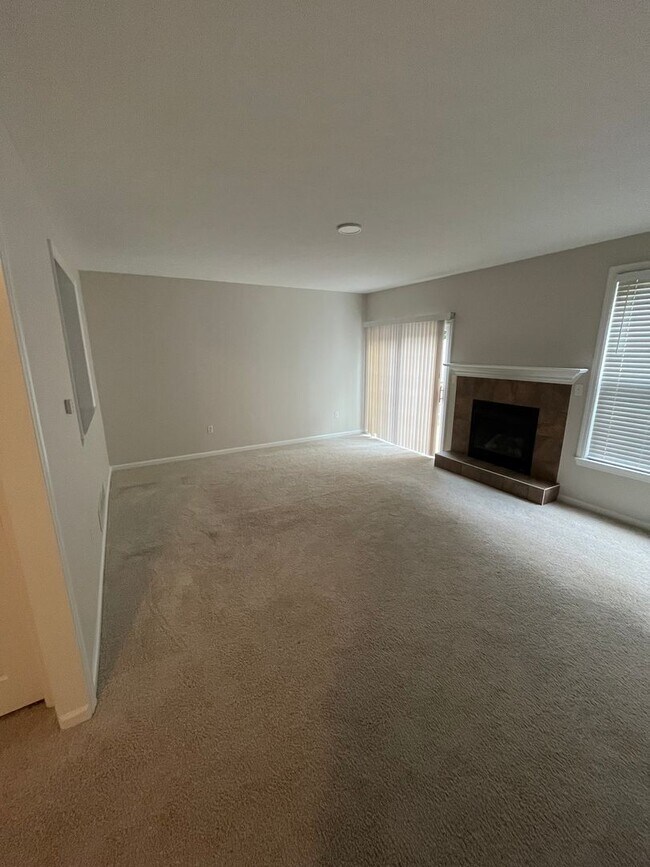 Foto del edificio - Newly Renovated 3 Bed 2.5 Bath Townhouse in Wexford available NOW!