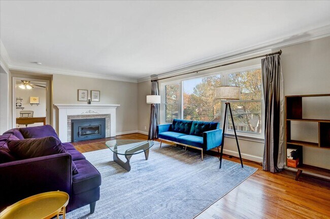 Building Photo - Incredible 5 bed 4 bath home with garage a...