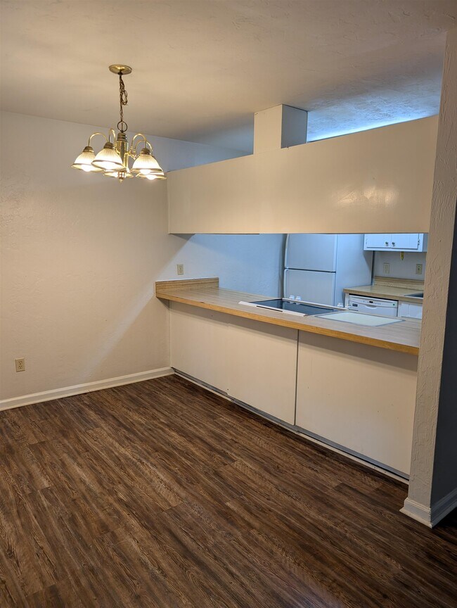 Building Photo - 671 Holyoke Ct