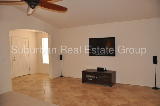 Foto del edificio - 564 W Camino Curvitas