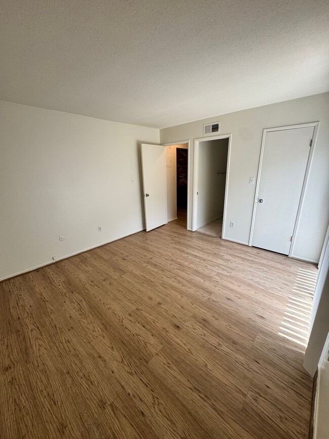 Foto del edificio - 2210-2212 E Avalon Ave