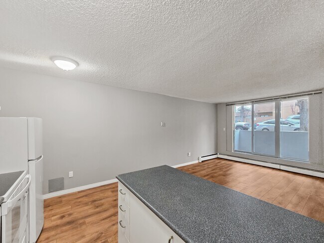 Photo du bâtiment - 1337-1313 13 Ave SW