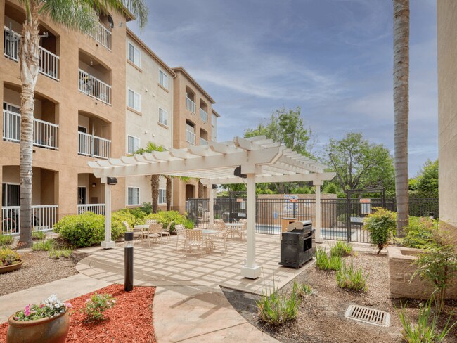 Foto del edificio - Hayward Village Senior Apartments
