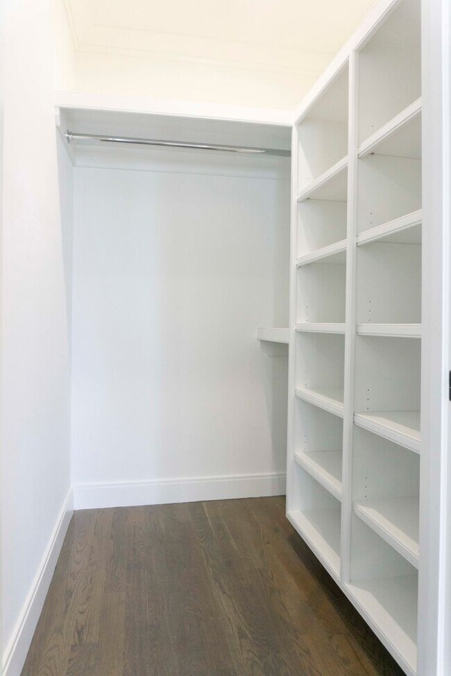 Building Photo - Sparkling, Renovated 3 bedroom/2 bath duplex with Laundry in Unit
