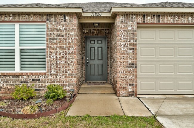 Building Photo - Beautiful 4 Bedroom / 2 Bathroom Home in Y...