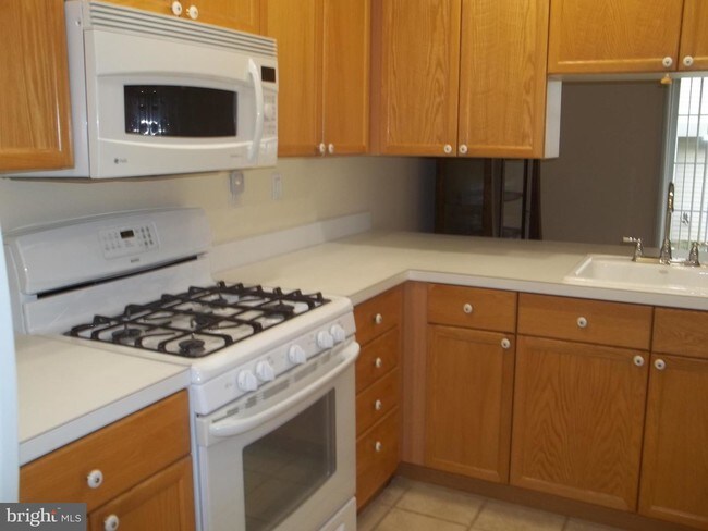 Building Photo - 208 Strawberry Ct
