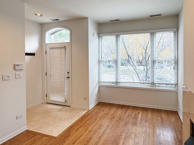 Foto del edificio - 1332 S Indiana Ave