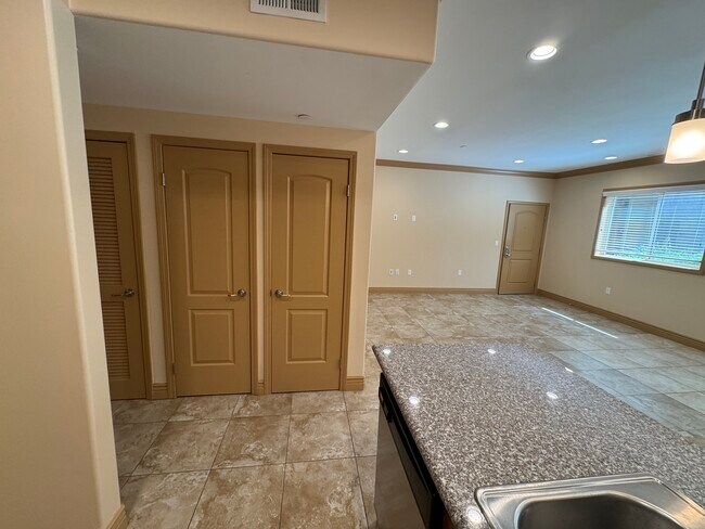 Unidad de almacenamiento/lavandería en el pasillo - 17825 Devonshire St