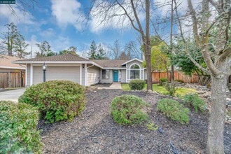 Building Photo - 1060 St Andrews Dr
