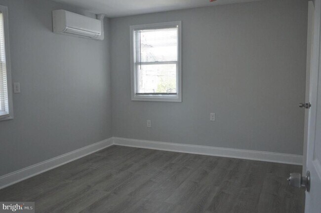 Foto del edificio - 118 E Maple Ave
