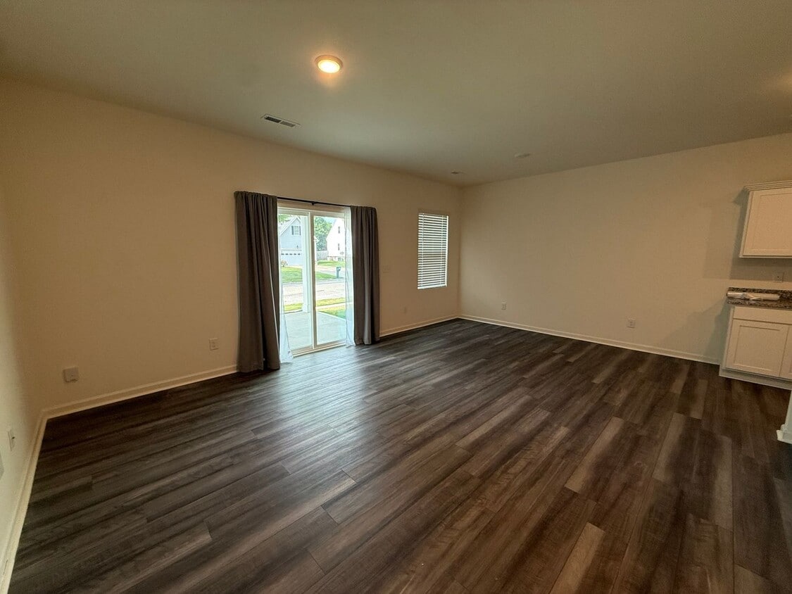 Foto del edificio - 3513 Walker Dr